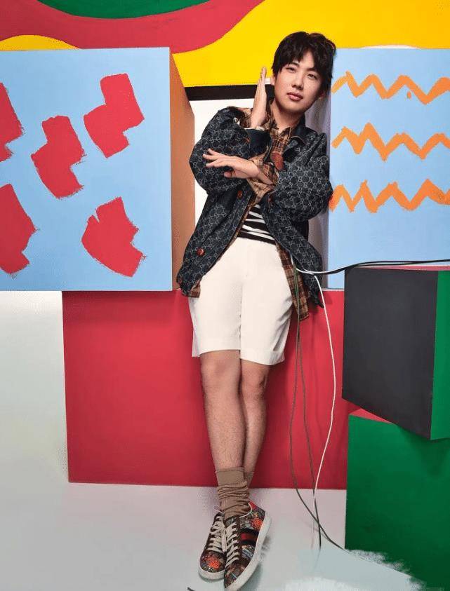 25岁郭麒麟写真曝光,浓密腿毛比人还抢镜,爆红后全靠他养德云社?