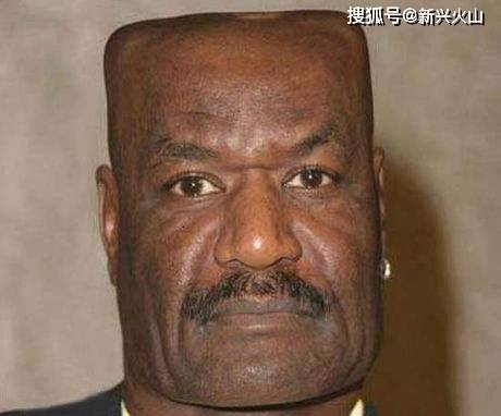 原创国字脸猴子走红网络手机识别为人脸女游客像极了前男友