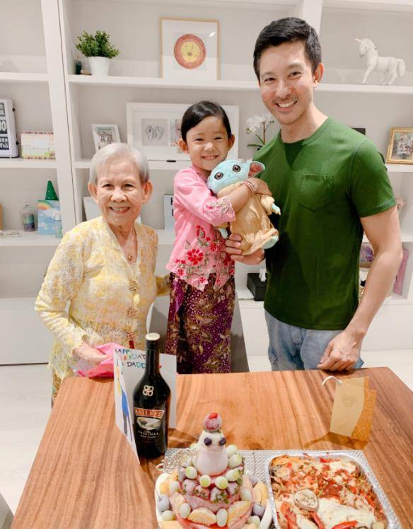 原创44岁立威廉左眼被女儿踢致视网膜剥离术后眼睛发红照曝光