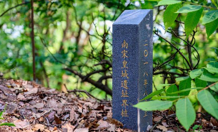 杭州深处有个低调名山，一路精彩纷呈，独拥“爱情之山”的美名