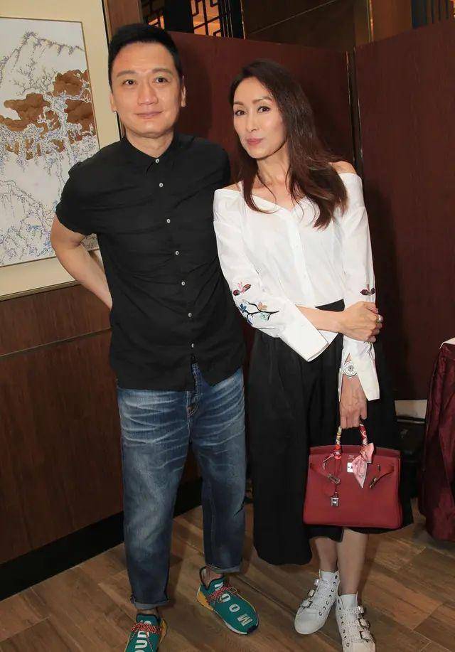 郭可盈就是好瘦,穿一字肩白衬衫看着好干瘪,快赶上米雪了_感觉_身材