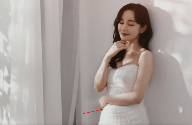 张檬晒与老公金恩圣婚纱照,花絮腹部凸起明显被疑怀孕_小五_夫妻俩