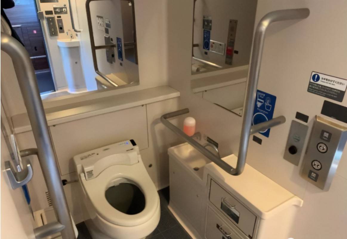 原创火车上的秘密粪便都去哪了乘务员晚上为何要强行拉窗帘