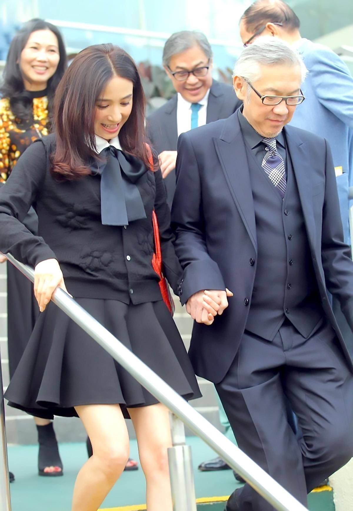 原创53岁冻龄港姐吴婉芳儿子晒照八层独栋豪宅细节曝光