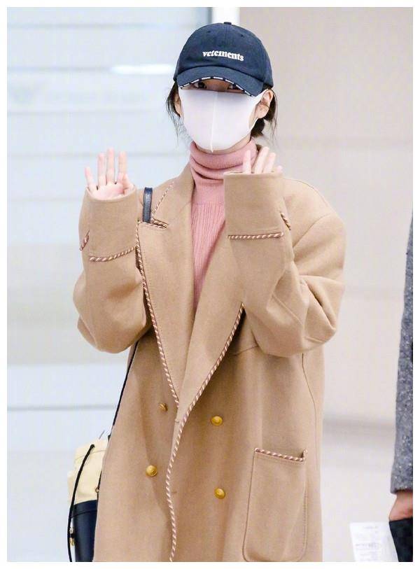 原创iu李知恩真大胆158身高挑战男友风西装一双美腿又细又直