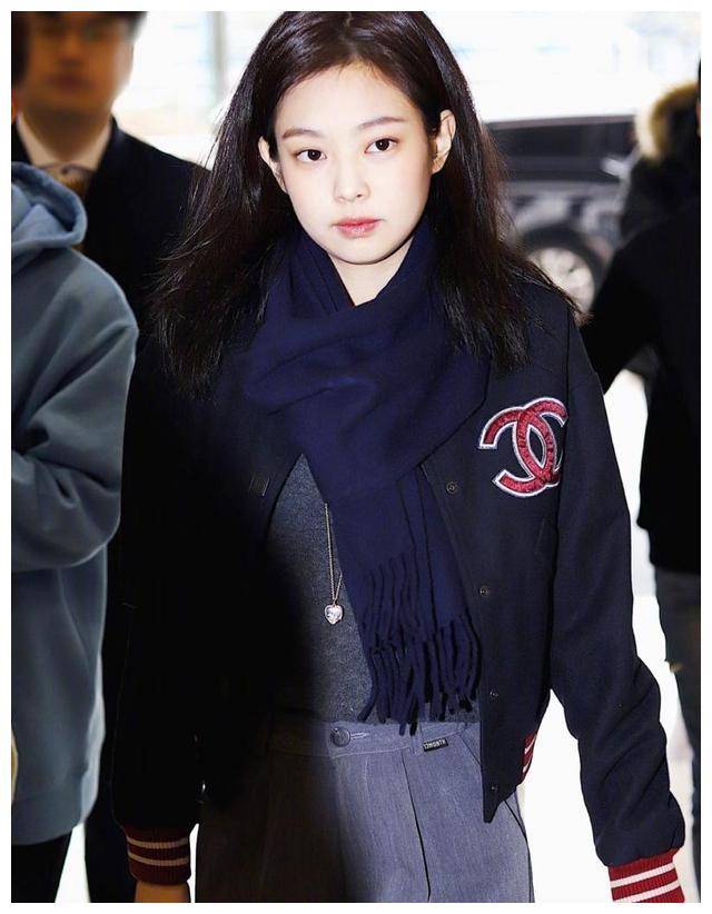 甜美jennie私服穿搭,甜美性感轻松驾驭,堪称行走的时尚教科书