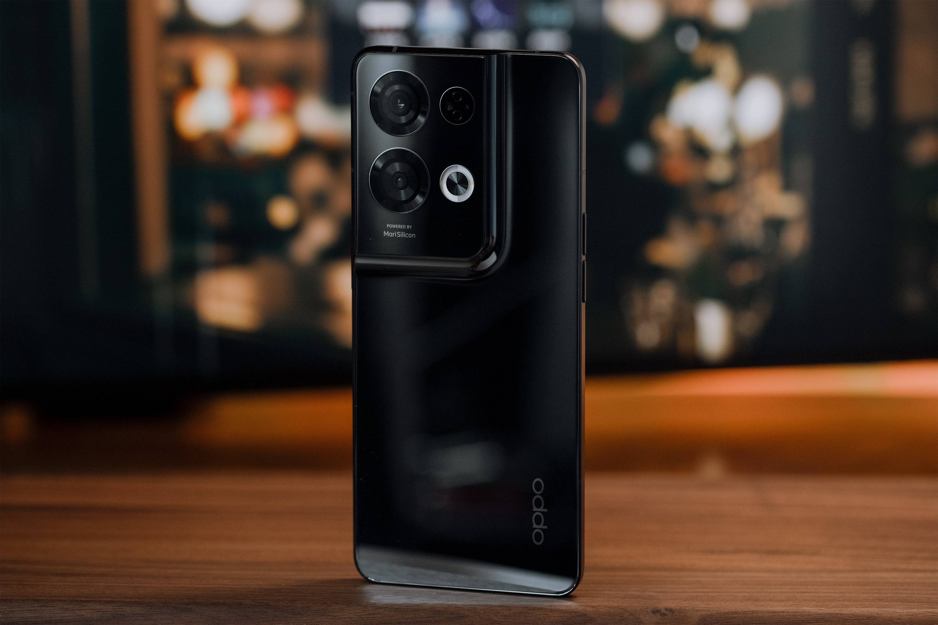 配色正面黑色边框设计,整机一体性非常棒,呈现出一种和谐的高端质感