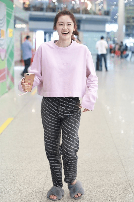 郑恺妻子苗苗结了婚生了娃也有小姑娘样,穿粉卫衣好活泼,太嫩了_服装