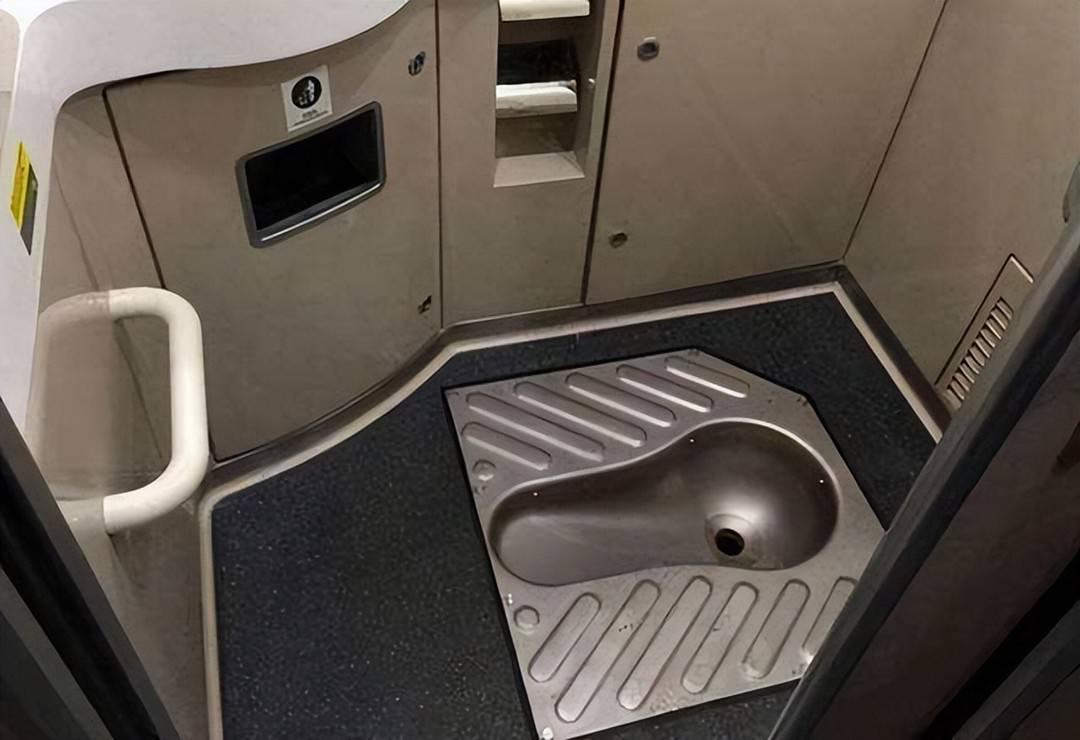 在绿皮火车时代或者现如今k字开头的普快列车,火车厕所就是人们的噩梦