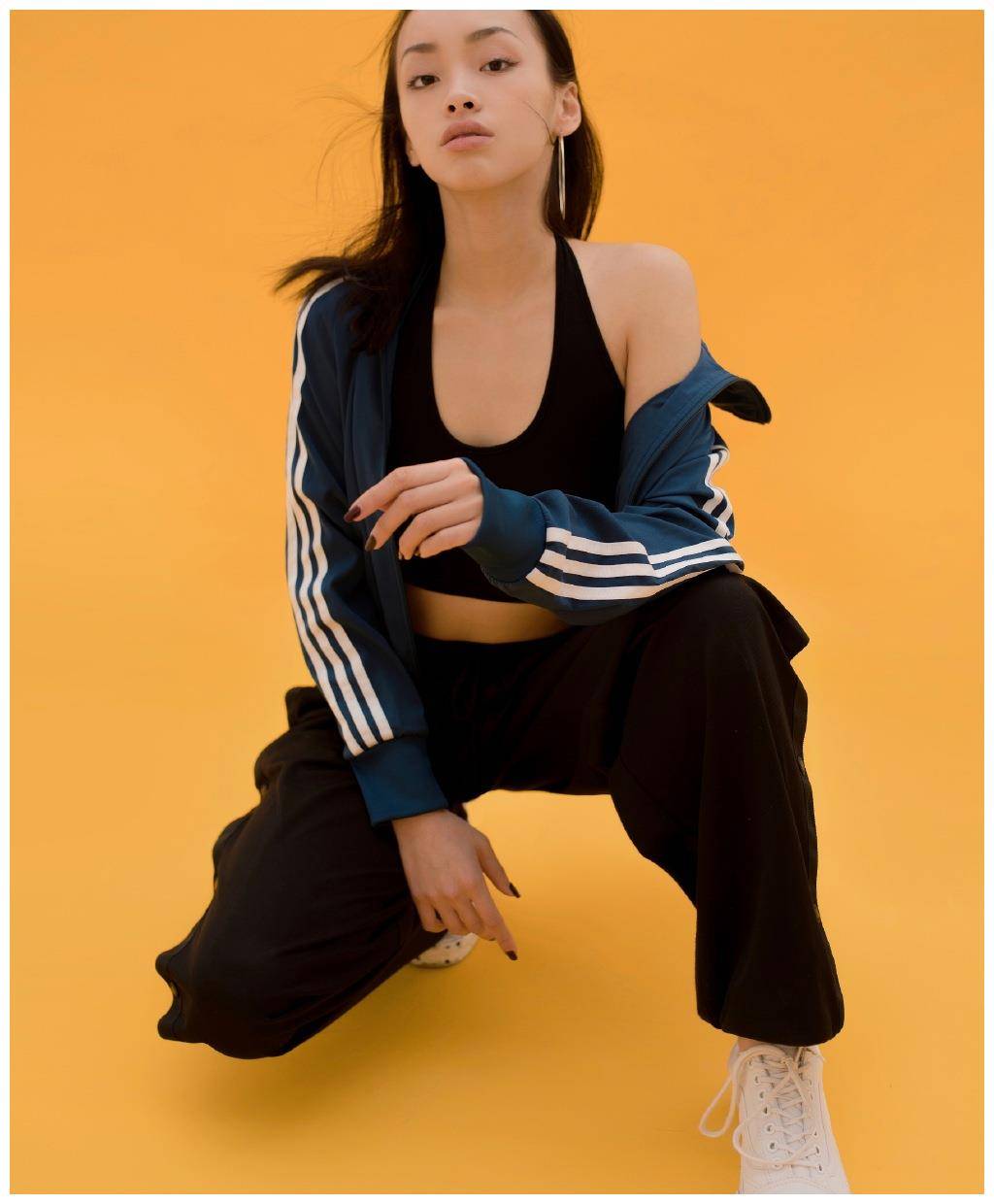 原创刘柏辛穿得真火辣一身黑皮衣又飒又美堂哥李佳琦疯狂打call