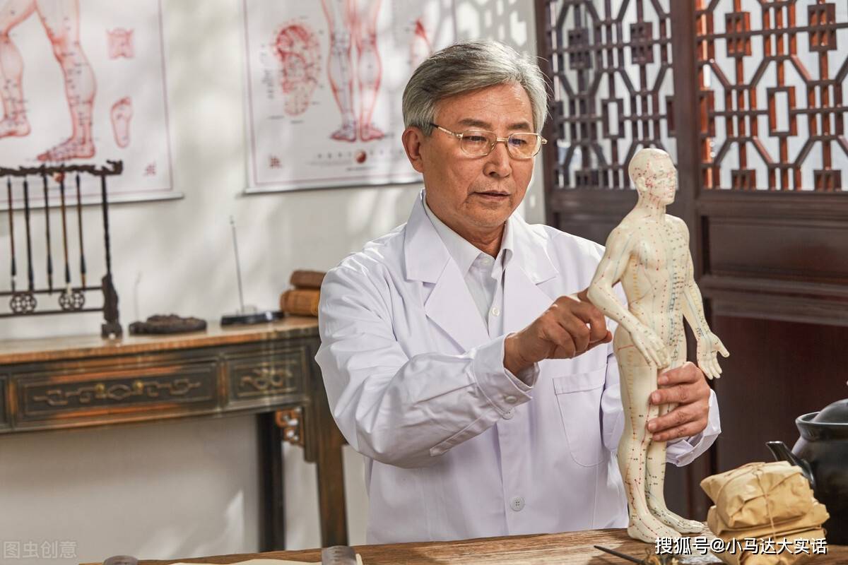 表姨父家里是中医世家,他从小学的时候,就开始跟着他的父亲和爷爷学习