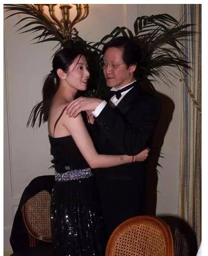 林惠英性格强势,能力出众,向前远走台湾后,她在家中有绝对的话语权