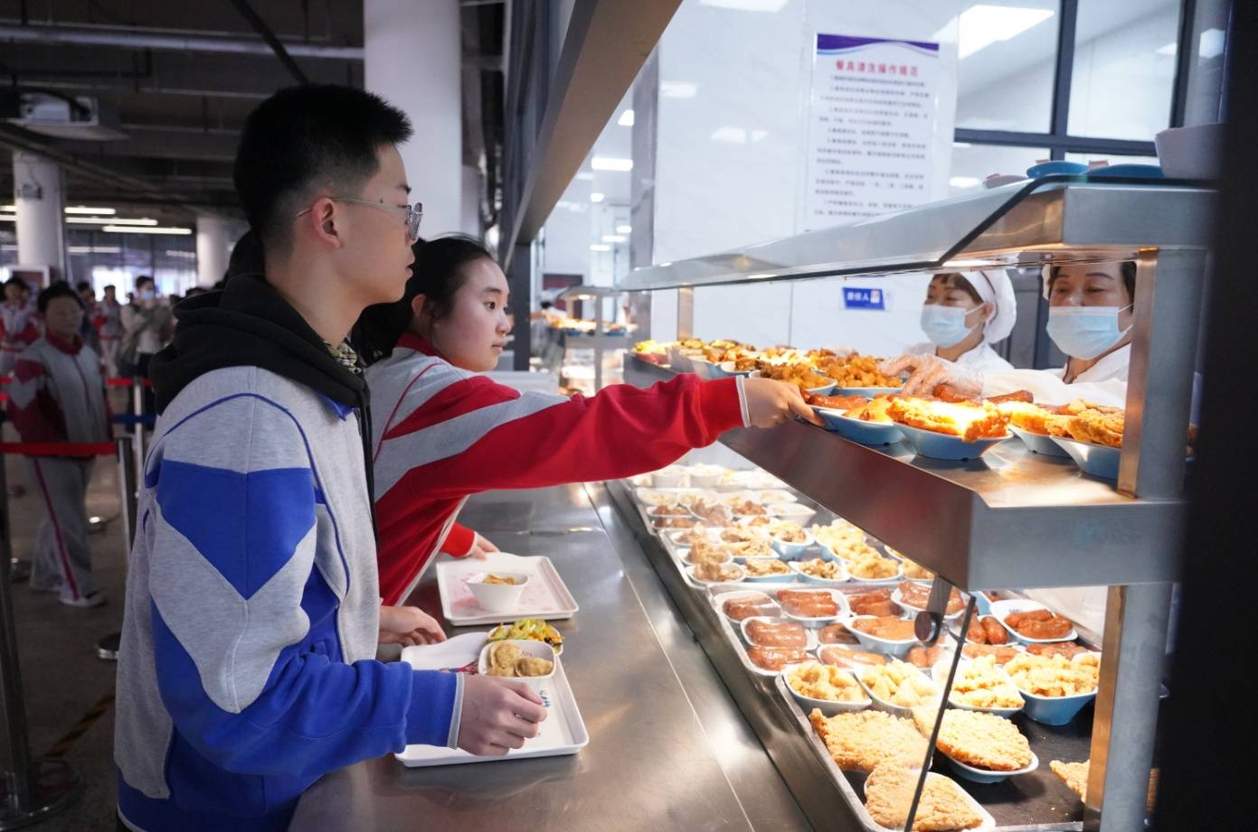 自选自结镇江市属中小学首个智慧食堂正式投入使用