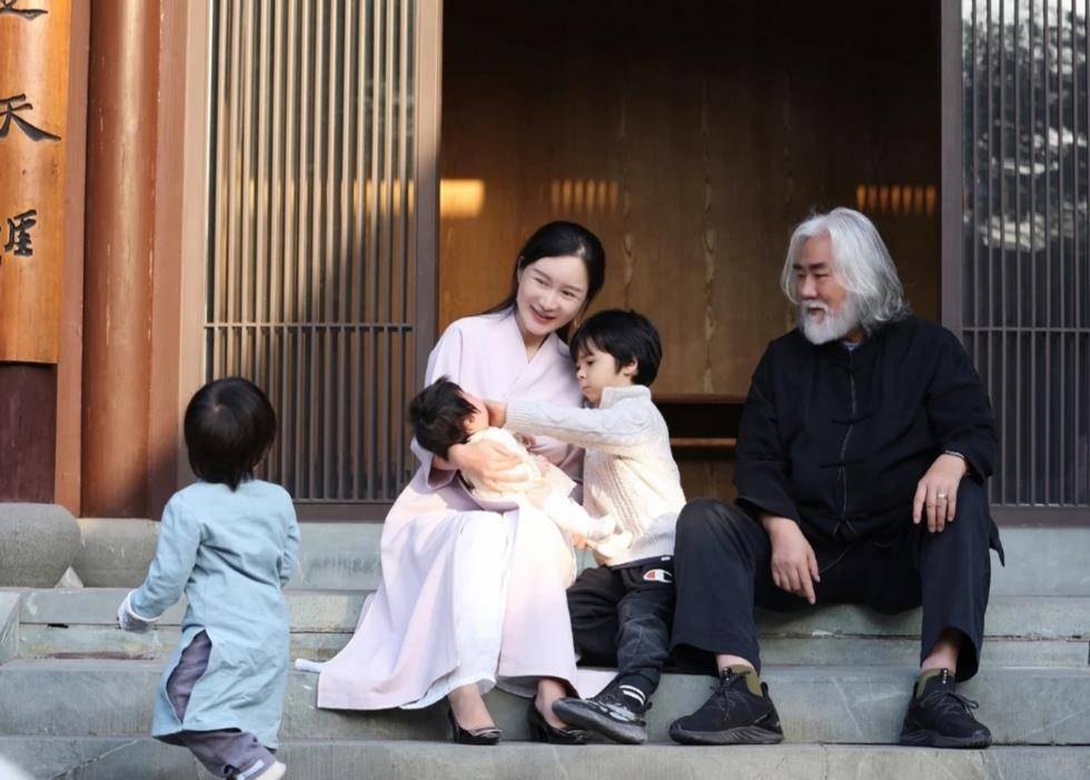 杜星霖此前晒出了全家合照,张纪中一手抱着一个孩子,身体素质也很好