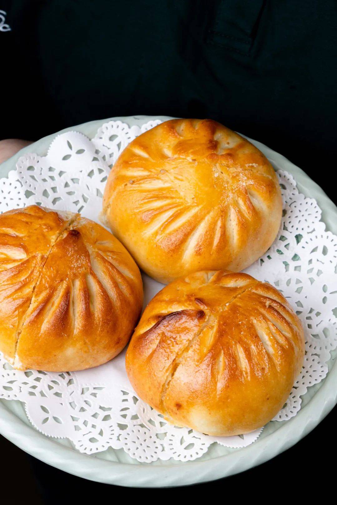 金灿灿的【草原烤包子】几乎是桌桌必点的了,包子按个卖,拿在手里都