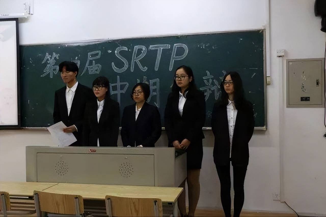 原创这才是大家闺秀女生穿旗袍参加毕业论文答辩仿佛穿越了时光