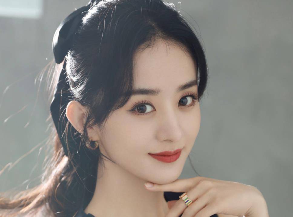 原创赵丽颖活动生图曝光又是浓妆粗眼线假睫毛遮不住疲态近况太伤