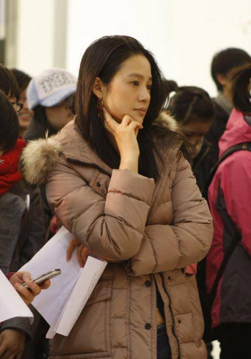 周韵私下没气质,凌乱发型再加上蜡黄的素颜,真不如一个普通人!