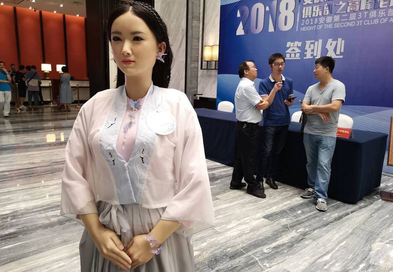 同样我国也生产一款名为"佳佳"的智能机器人,在外观方面非常漂亮,她