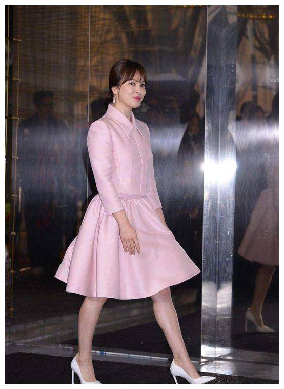 38岁宋慧乔米兰看秀,穿u领连衣裙性感又妩媚,身材太好了_少女_裙子