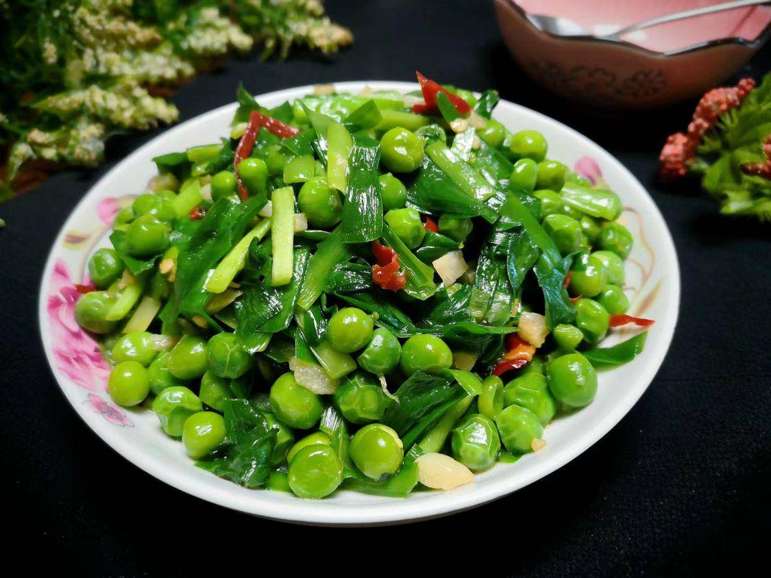 "维生素含量高",眼下最鲜嫩,多吃几次全家受益_韭菜_炒豌豆_美食