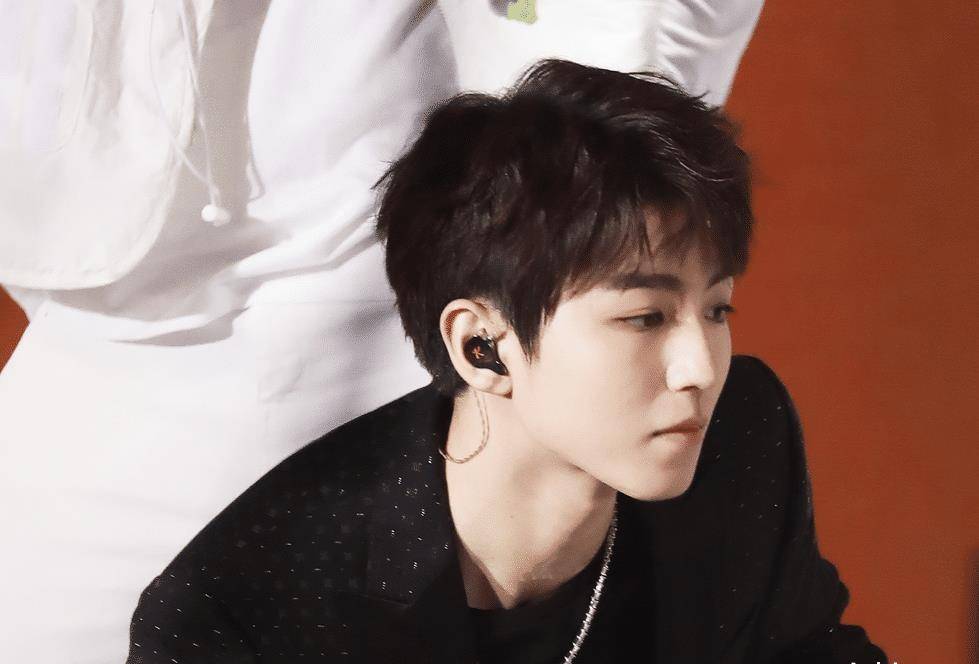 原创王俊凯16岁生活照曝光背着书包少年感十足干饭人形象太真实