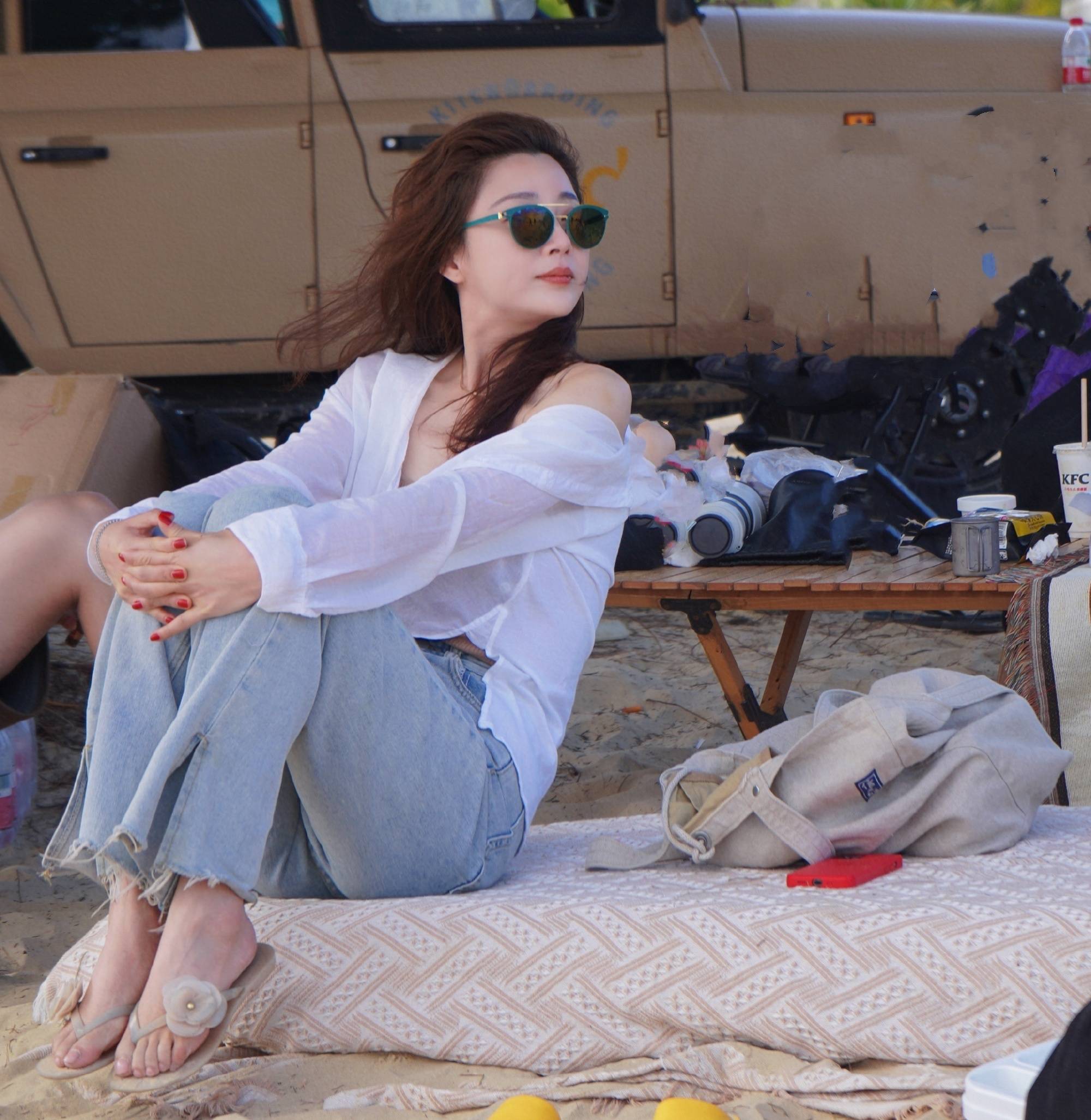 殷桃收工后与闺蜜逛商场穿开叉裙秀纤腰背影似妙龄少女