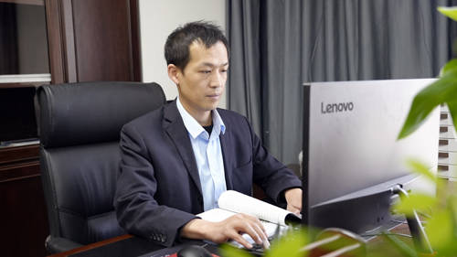 扎根煤海谱写无悔人生_工作_矿业公司_柳林