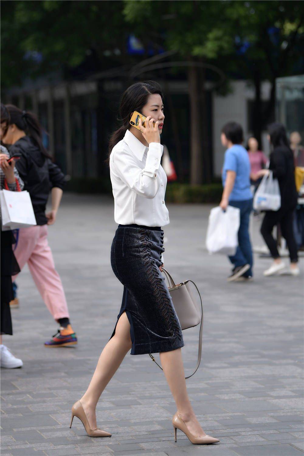 灰色渐变筒裙搭配白色衬衫杏色的尖头细跟鞋提升气质