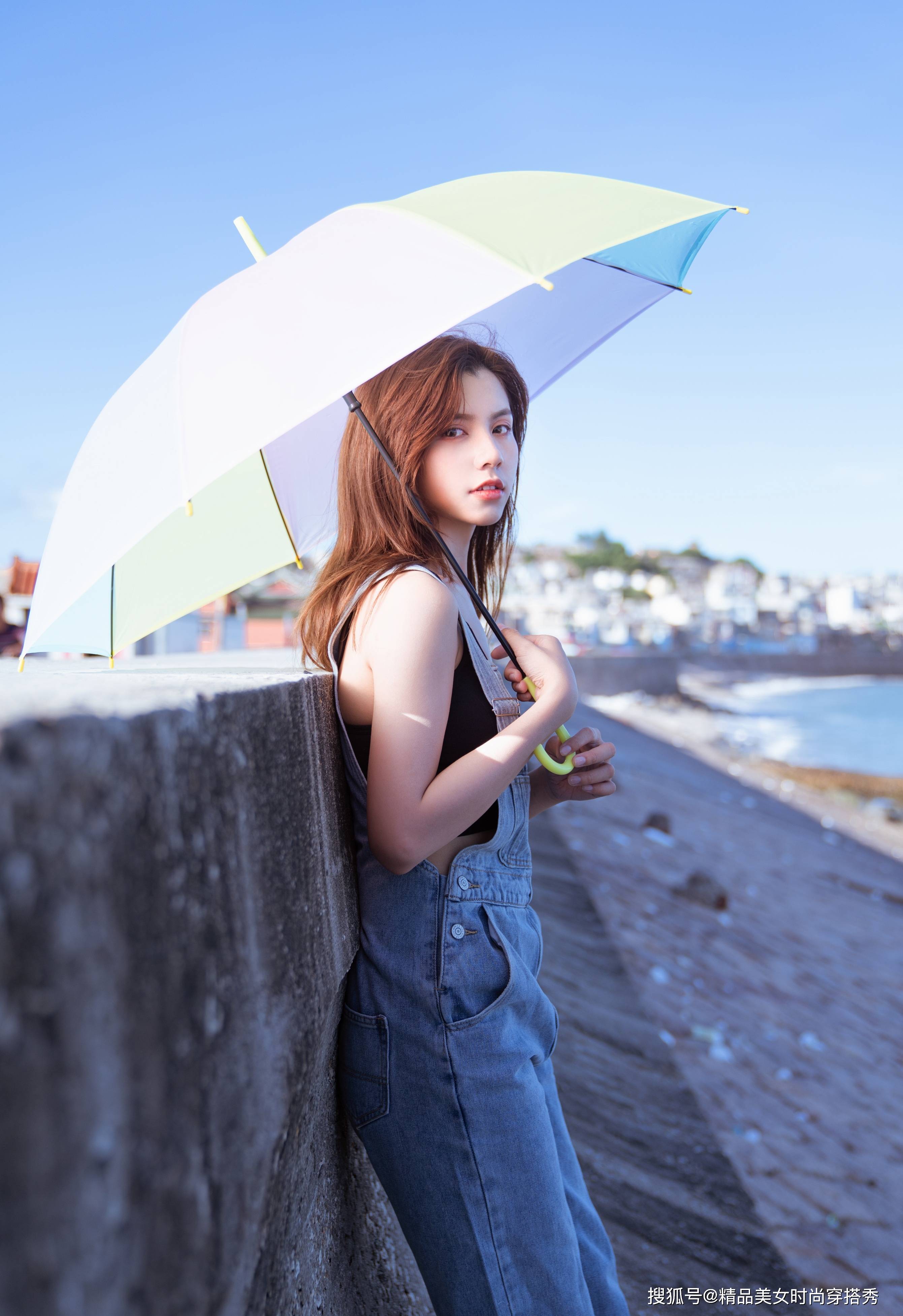 牛仔背带裤:简约又不失清凉感,俏皮可爱感十足_青春_穿着_图片