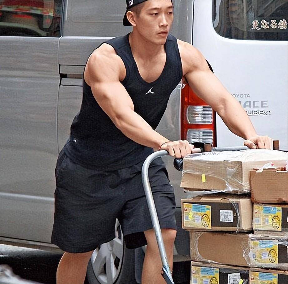 一张合照惊艳全港香港菜场小哥因为太帅爆火