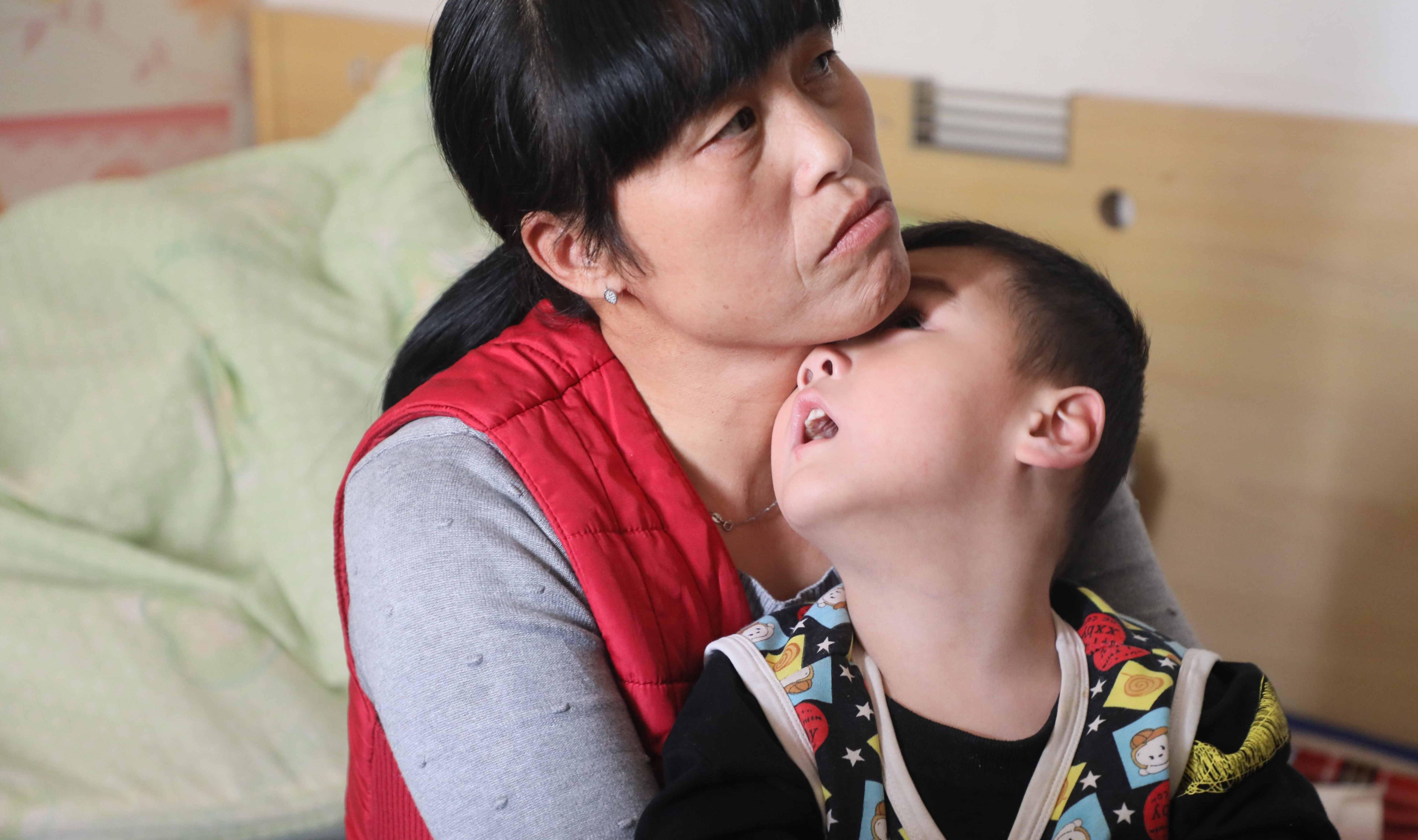 目前,已经4岁的小韩旭仍然没有任何意识,不会坐也不会站,因为患有癫痫