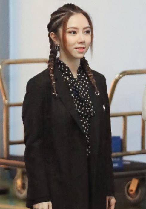 baby美如在逃公主,邓紫棋造型好不走心_张含韵_黑色_马尾