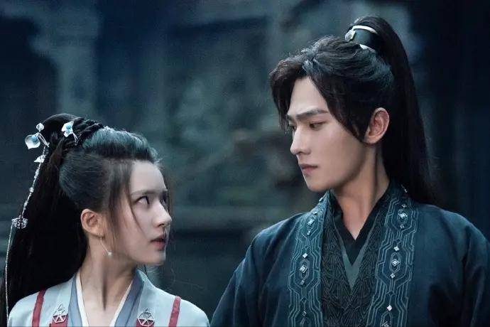 杨洋赵露思疑似恋爱,两人被扒同款碗筷,还穿情侣衣配情侣鞋