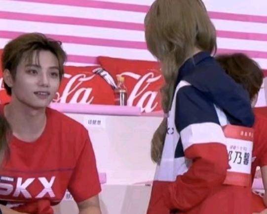 李振宁郑乃馨疑恋情曝光粉丝称偶像塌房队友陈卓璇的喊话亮了