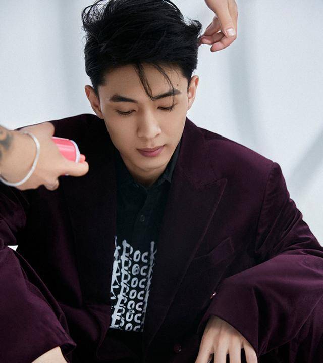 原创秦霄贤网红艺术家身份颠覆杂志首封超霸气可惜长了张嘴