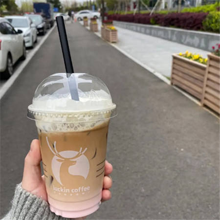 手拿瑞幸咖啡照片真实发朋友圈_手拿瑞幸的咖啡图片素材_瑞幸_照片