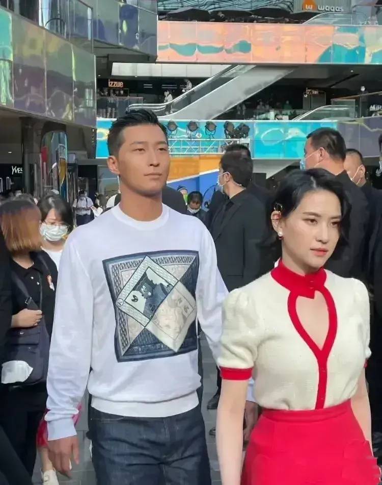 窦骁携女友逛商场大背头造型超抢镜何超莲红裙短头很复古