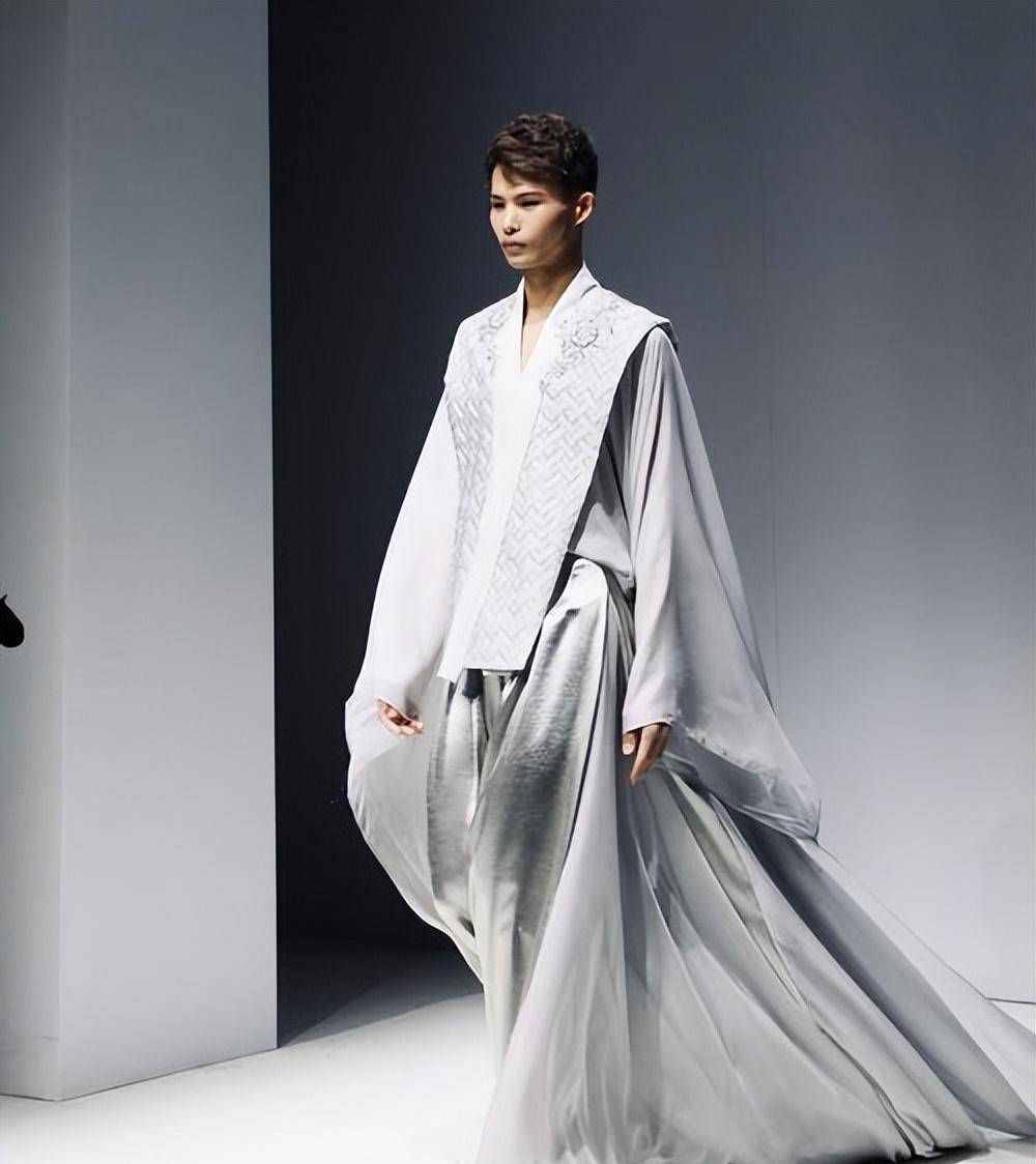 中国第一名模身家10亿,狂刷超模走秀视频,全靠自己的意志坚强_姜培琳