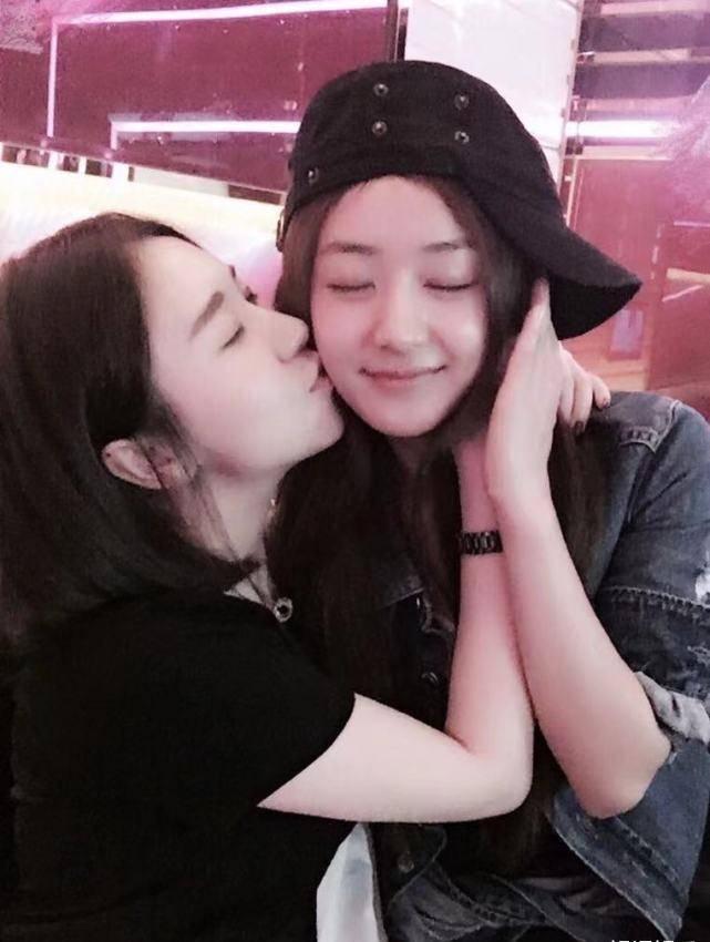 原创赵丽颖跟闺蜜朋友圈自拍曝光颖宝中分长发纯素颜私下状态软萌