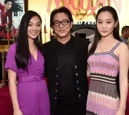 功夫巨星李连杰罕见晒出全家福一家四口同框女儿没有妈妈好看