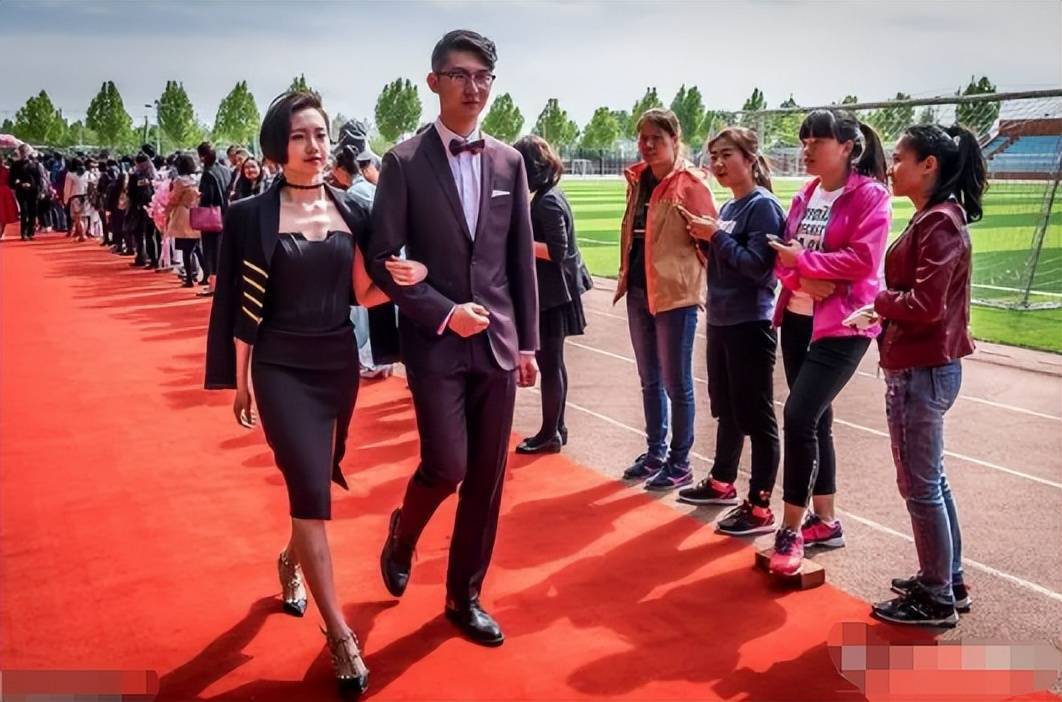 北京某高中举办成人礼，西装革履配套裙翩翩，比明星还光鲜亮丽