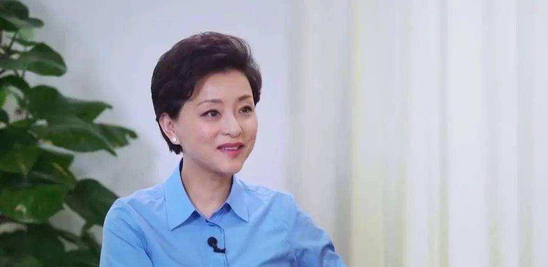 2005年,杨澜采访克林顿问了一个刁钻的问题,身旁秘书一直瞪她_莱文