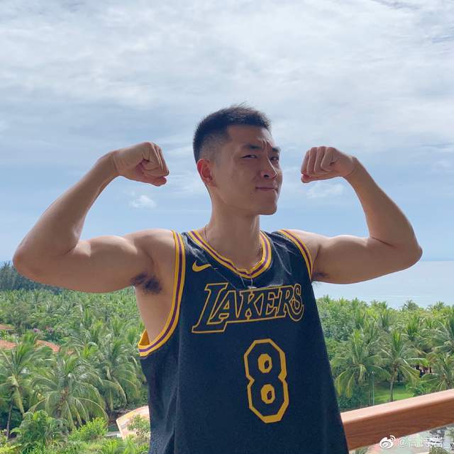 磕到了高诗岩520表白校花女友漂亮女友喜欢喝蓝色饮料的小后卫