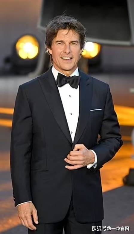 这位 59 岁的演员穿着经典的黑色燕尾服,塑造了一个温文尔雅的身材,而