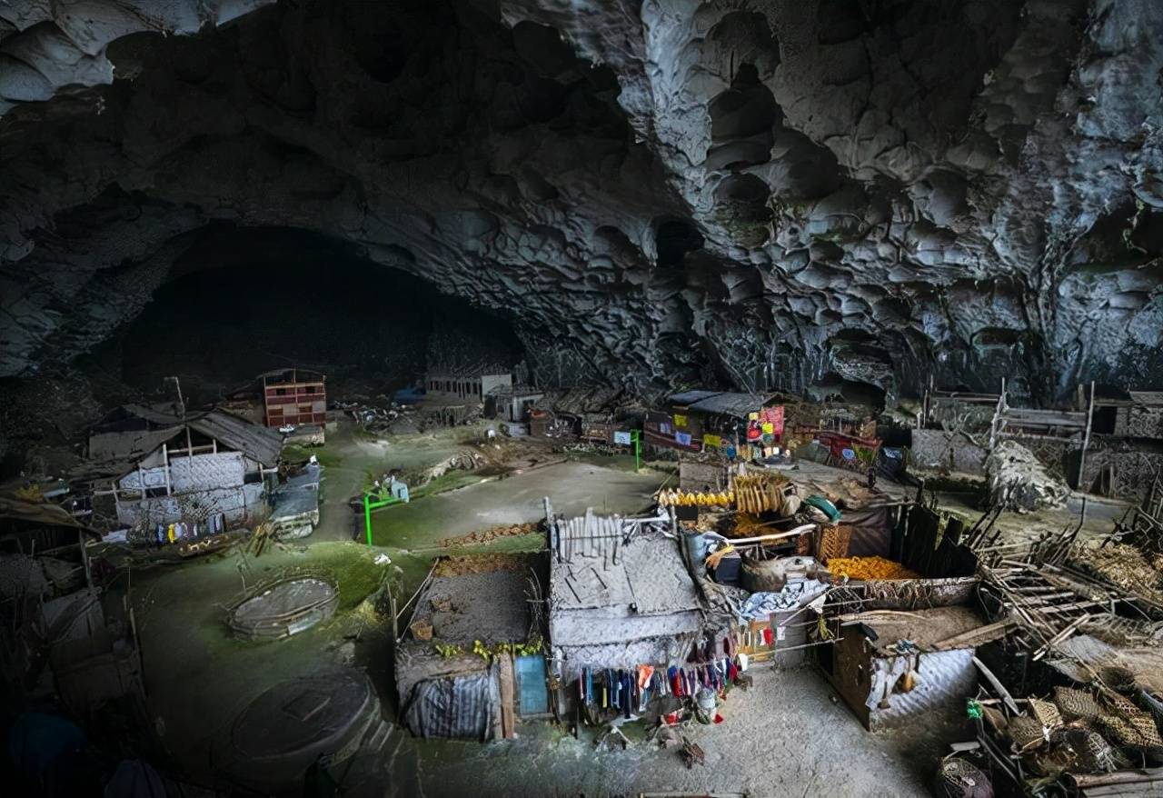 贵州一奇葩村寨，位于紫云县的天然山洞里，至今仍有人在此居住
