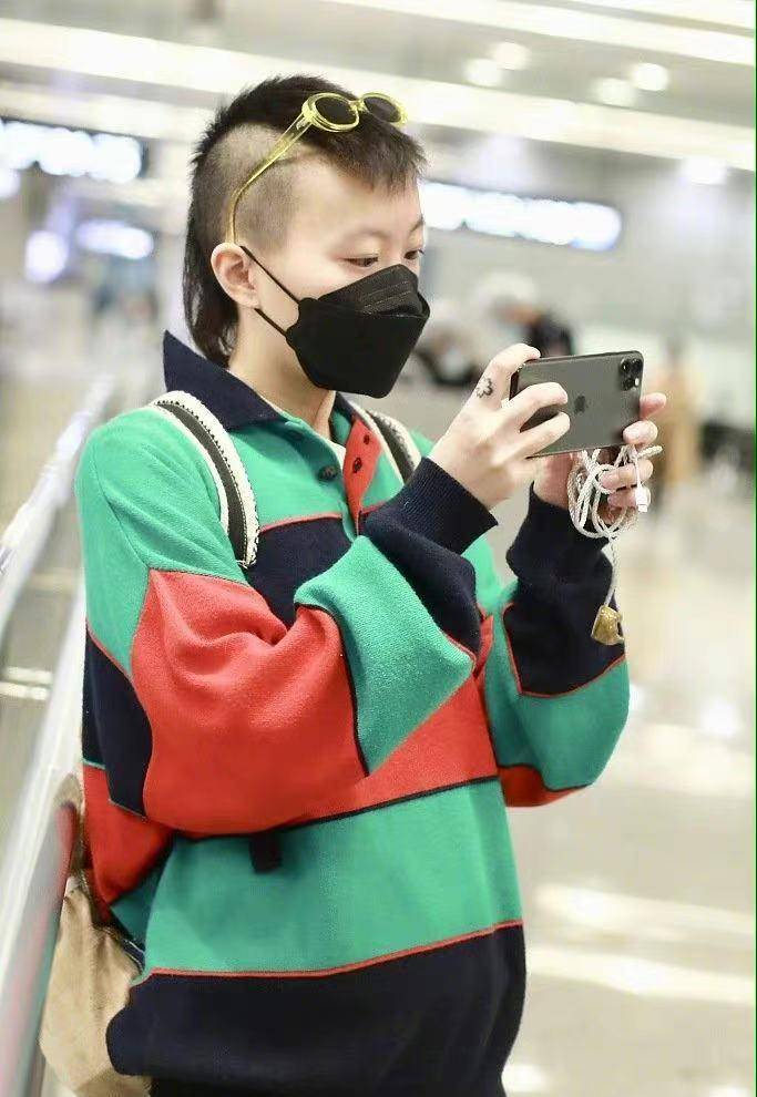 原创窦靖童彻底放飞自我一身红配绿潇洒走机场头发两边剃光真犀利