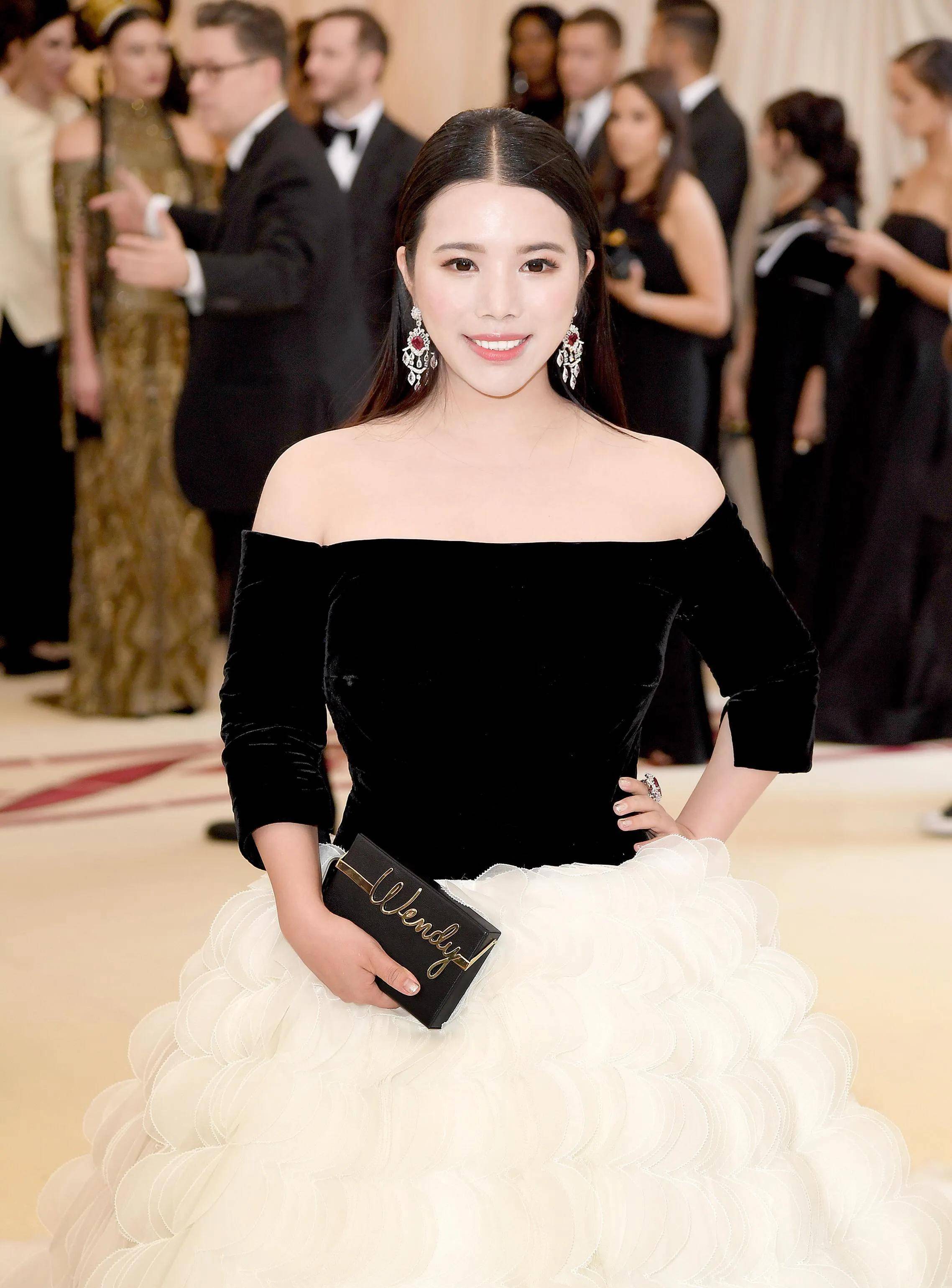 "上亿名媛"余晚晚:一套裙子值一套房,豪宅厕所就有三室一厅_英国_中国