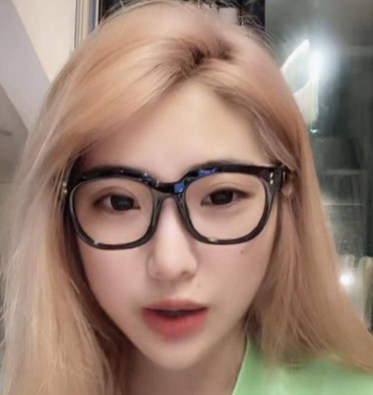 原创刘洲成现女友日常照曝光看清怼脸拍后网友纷纷劝快跑