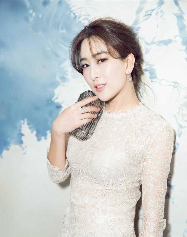 马苏胆子真大穿半透明连衣裙都能看到时尚内搭凹凸身材遮不住